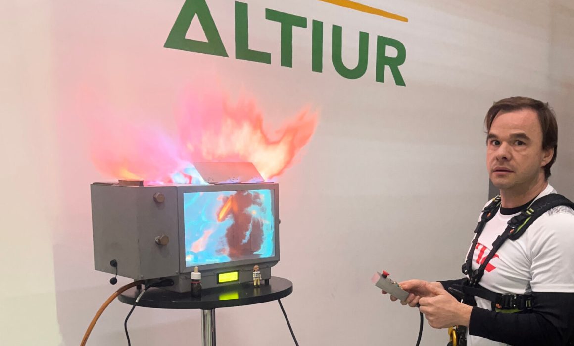 Instructor de Altiur Formación mostrando simulador de atmósferas explosivas durante curso ATEX de seguridad industrial