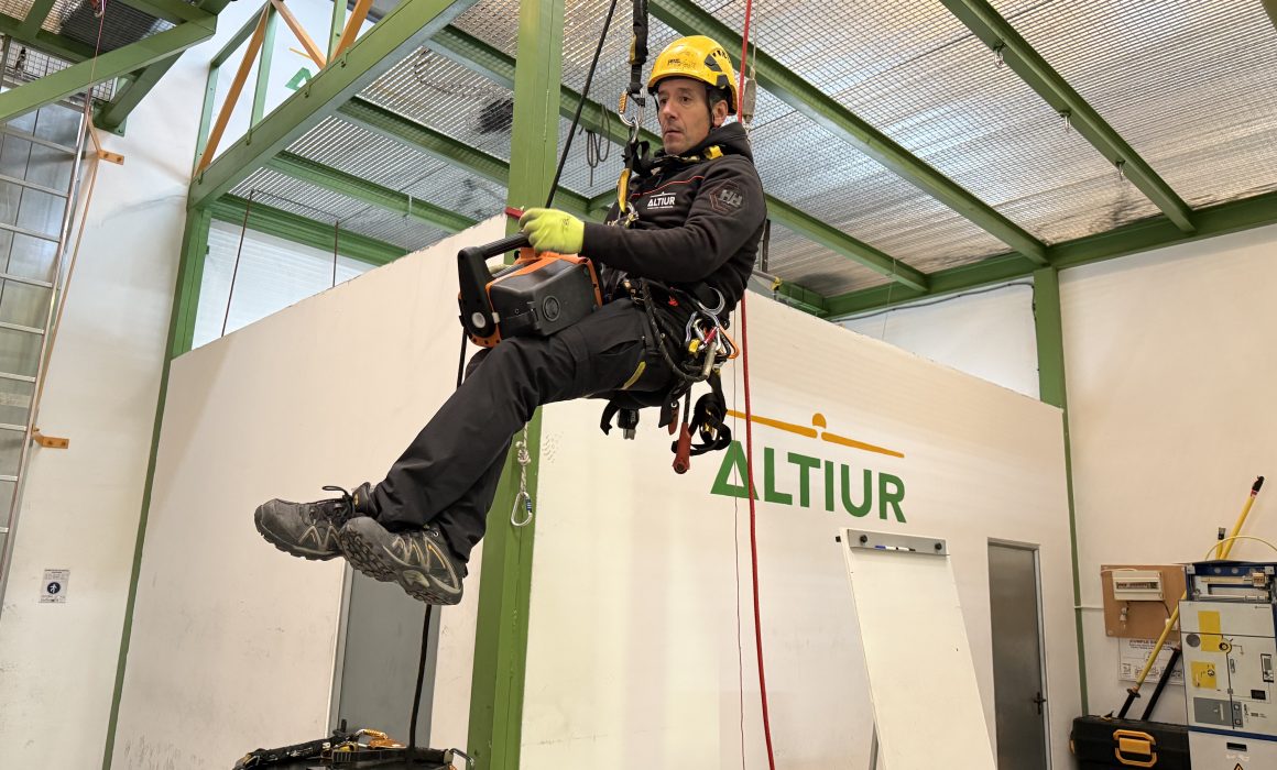Monitor de Altiur Formación impartiendo curso de Trabajos en Altura 2 a profesionales del sector eléctrico durante sesión práctica de seguridad en altura