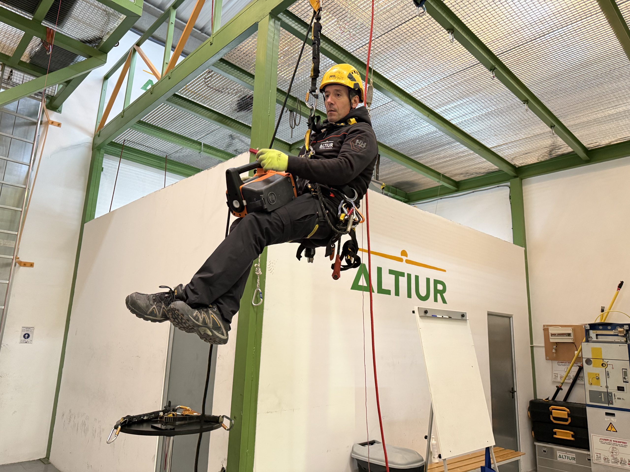 Monitor de Altiur Formación impartiendo curso de Trabajos en Altura 2 a profesionales del sector eléctrico durante sesión práctica de seguridad en altura