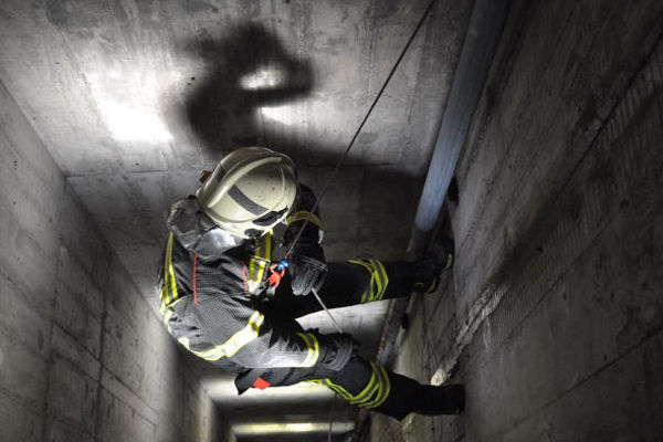 Profesional realizando una maniobra de evacuación y rescate en altura con el sistema Wind EscapeTTor