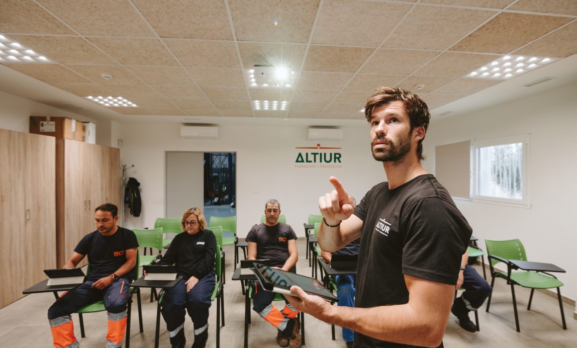 Instructor de Altiur Formación impartiendo una clase teórica a alumnos en aula de formación técnica